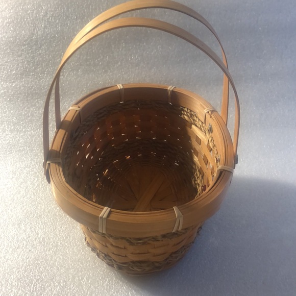 Vintage Apple hand woven basket - Picture 7 of 16